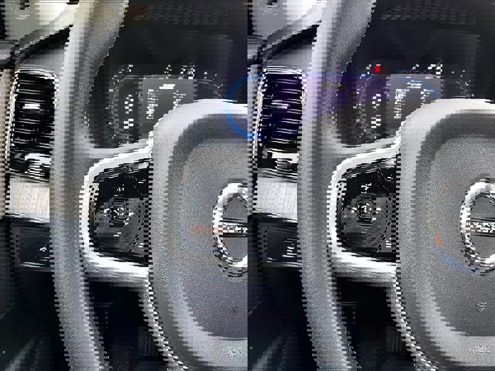 Used 2023 Volvo XC90 B6 Ultimate w/ Protection Package Premier image 20