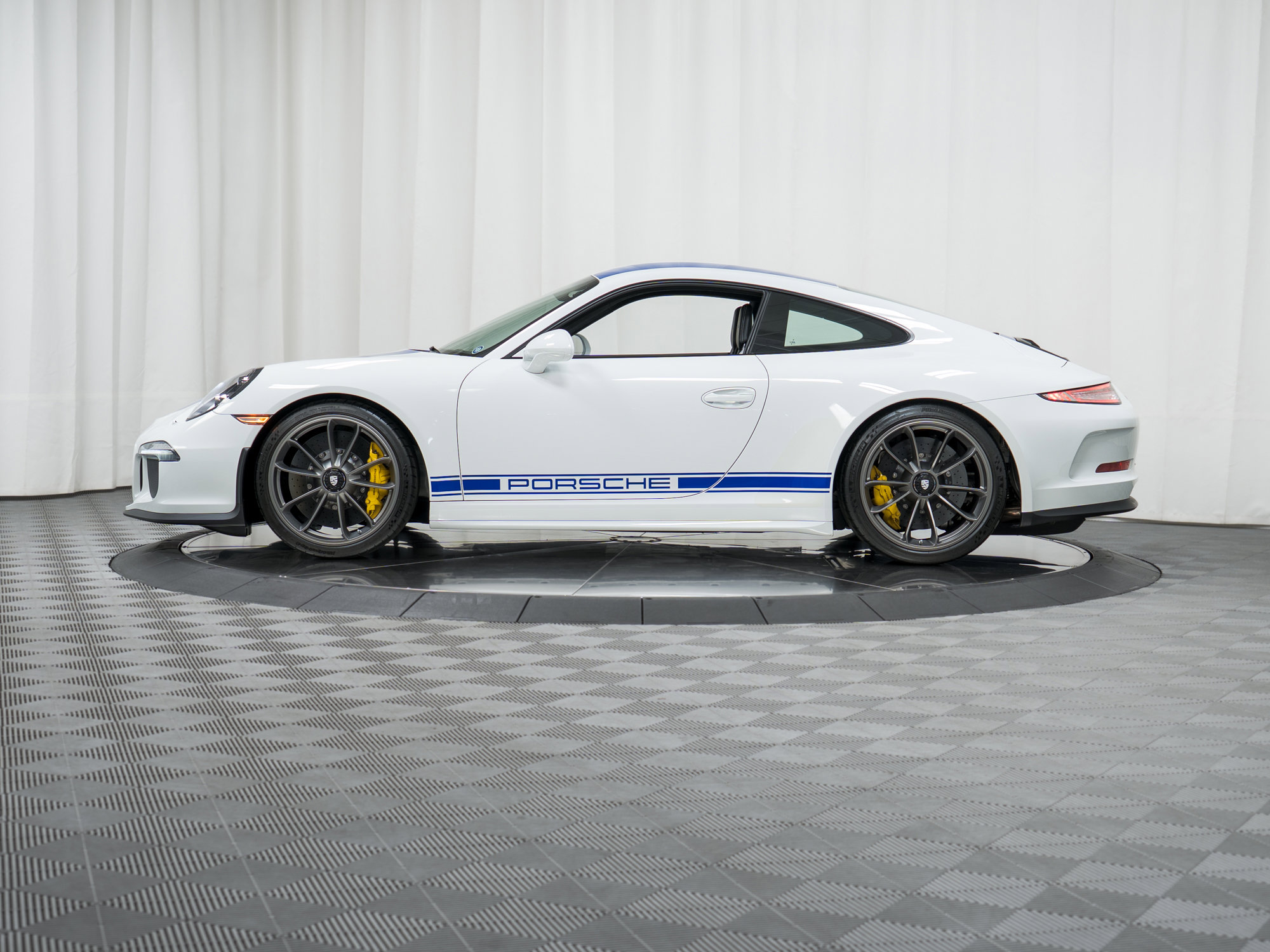 Used 2016 Porsche 911 R RWD image 39