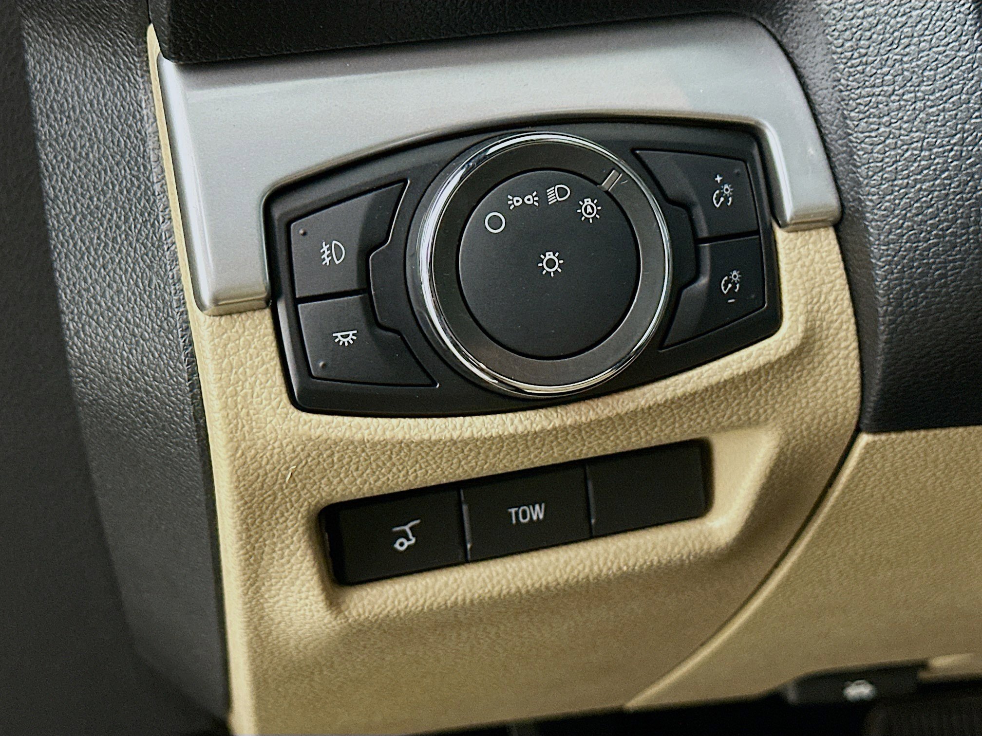Used 2016 Ford Explorer XLT w/ Equipment Group 202A FWD image 16