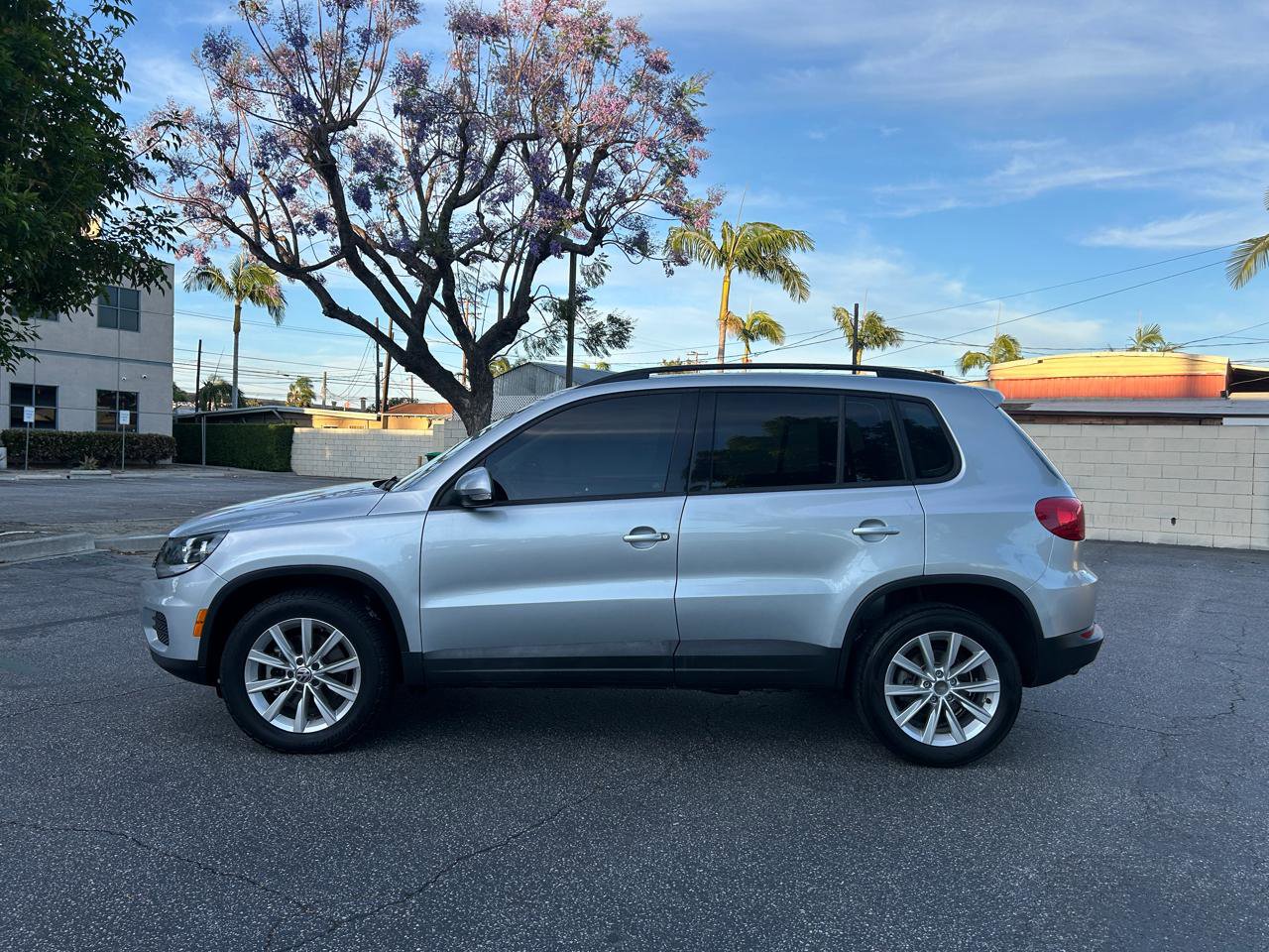 Used 2017 Volkswagen Tiguan Limited w/ Premium Package image 2