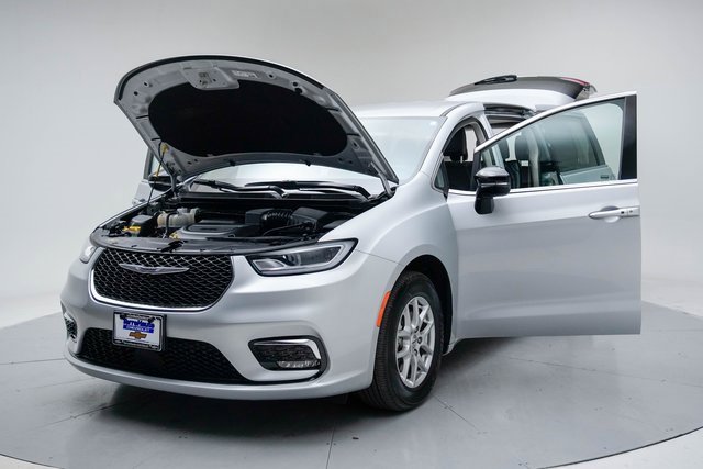 Used 2024 Chrysler Pacifica Touring-L image 19