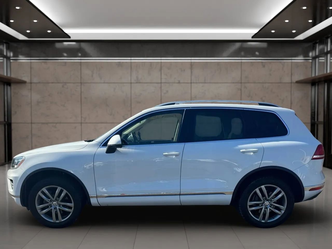 Used 2015 Volkswagen Touareg VR6 image 3