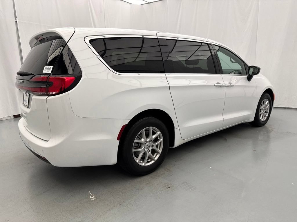 Used 2025 Chrysler Pacifica Select FWD image 14