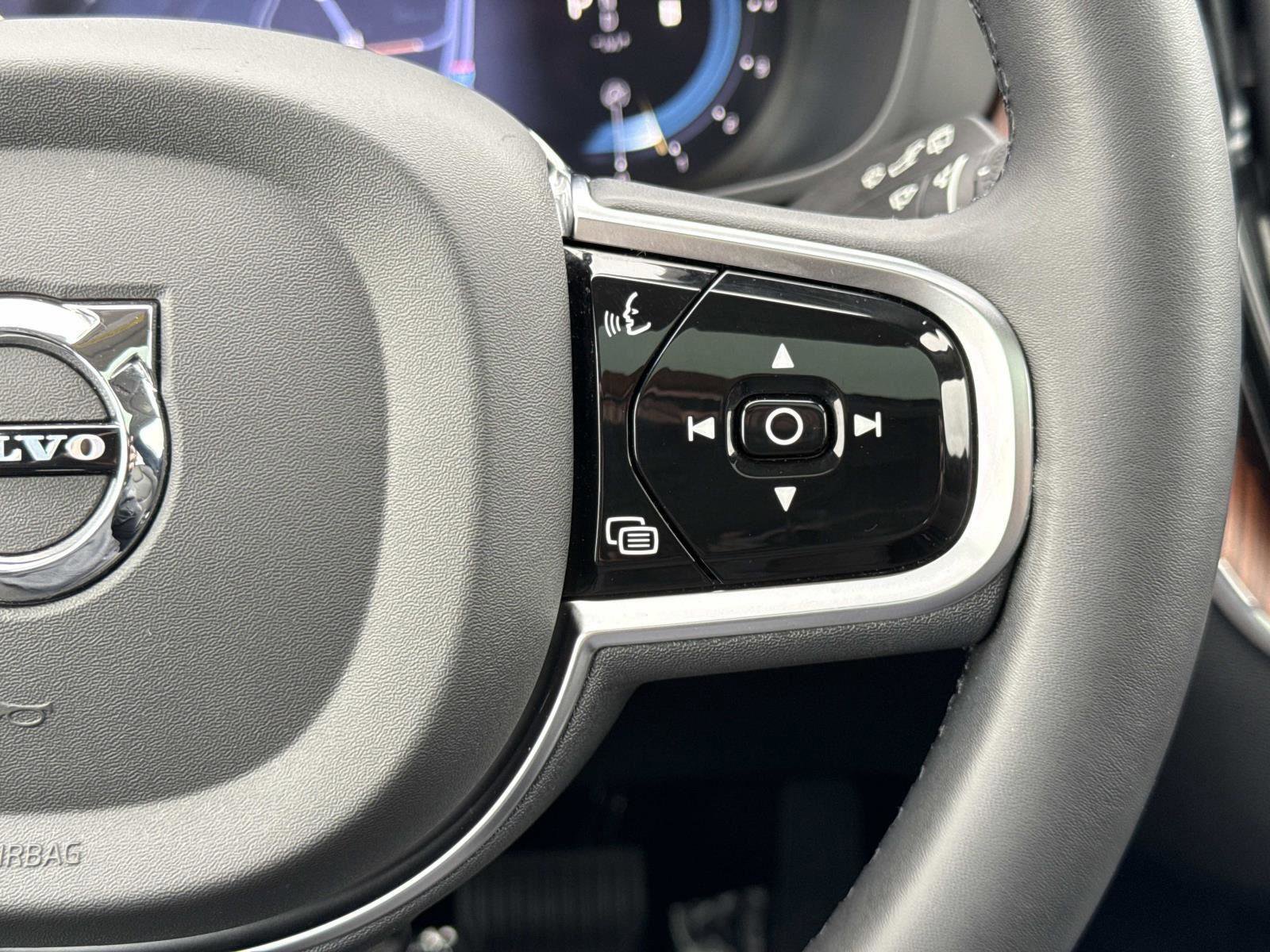 Used 2023 Volvo XC60 B5 Ultimate w/ Climate Package image 8
