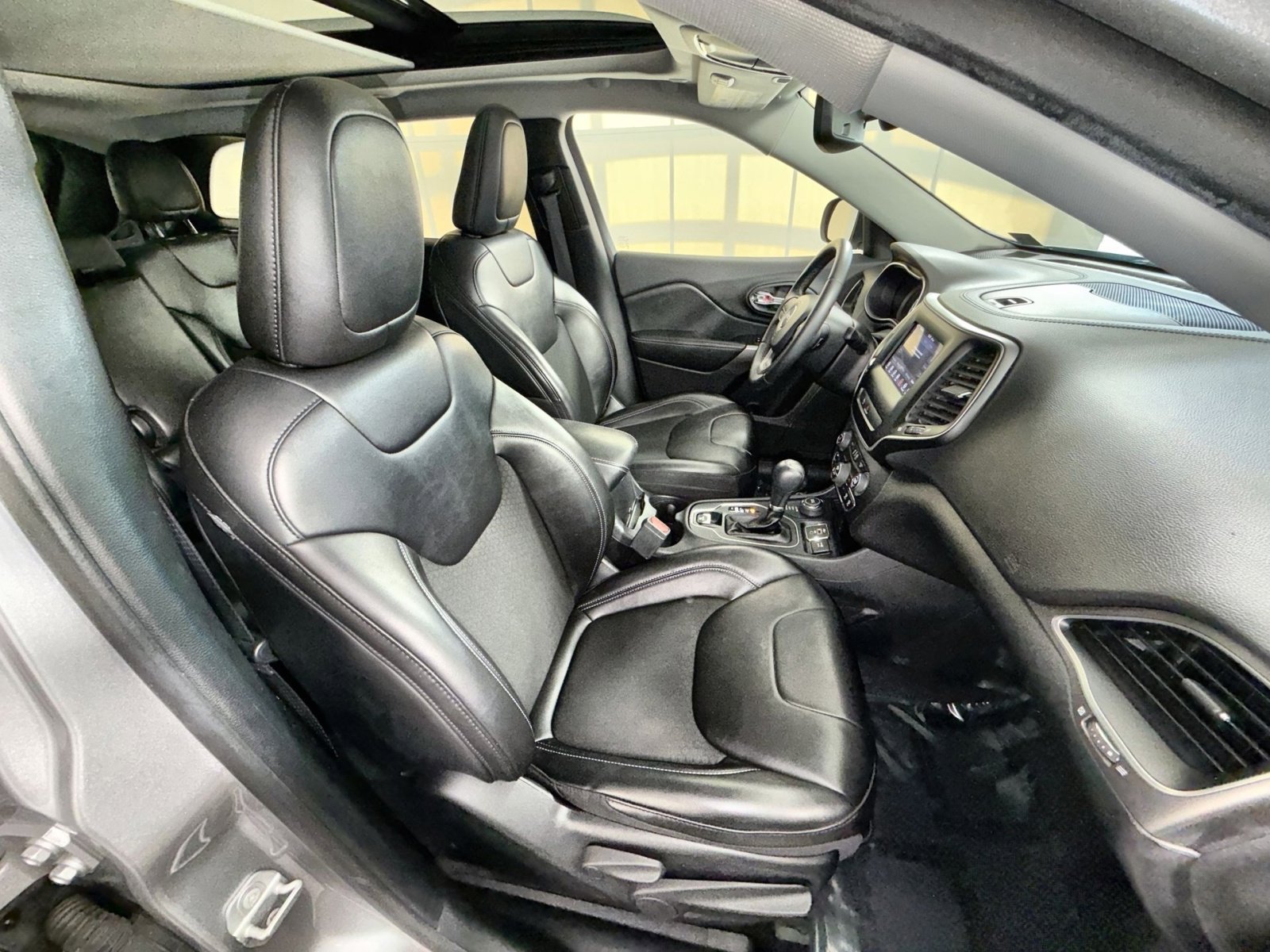 Used 2020 Jeep Cherokee Latitude Plus w/ Comfort/Convenience Group image 26