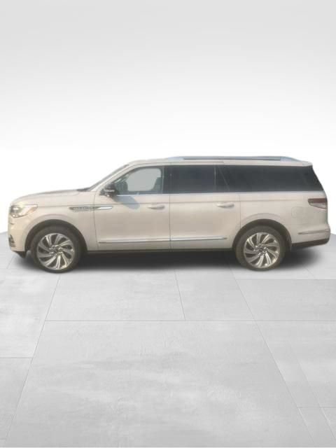 Certified 2023 Lincoln Navigator L Reserve AWD/4WD image 4