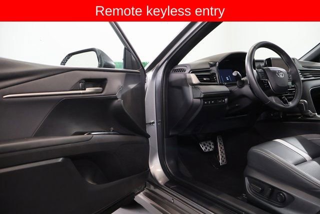 Used 2025 Toyota Camry SE image 11