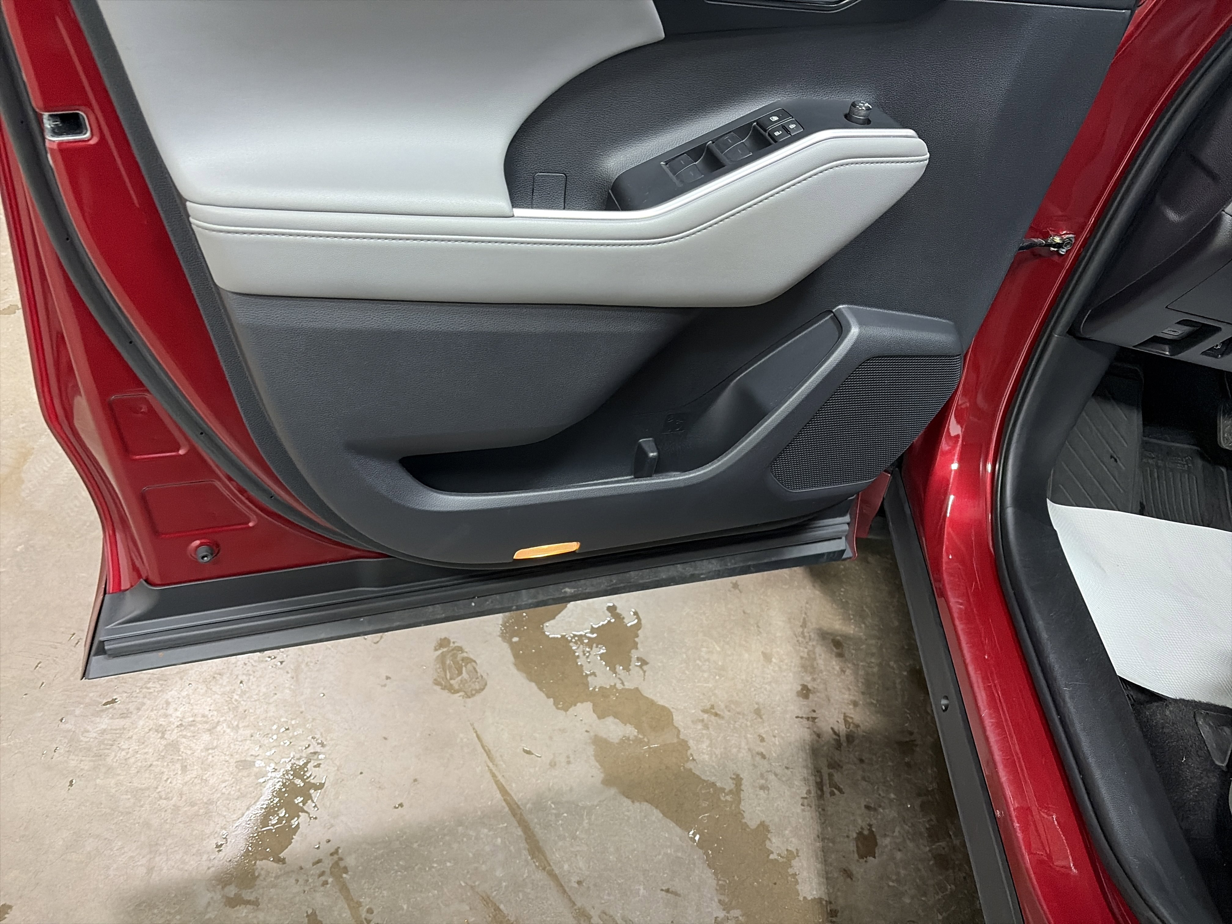 Used 2023 Toyota Highlander XLE image 12