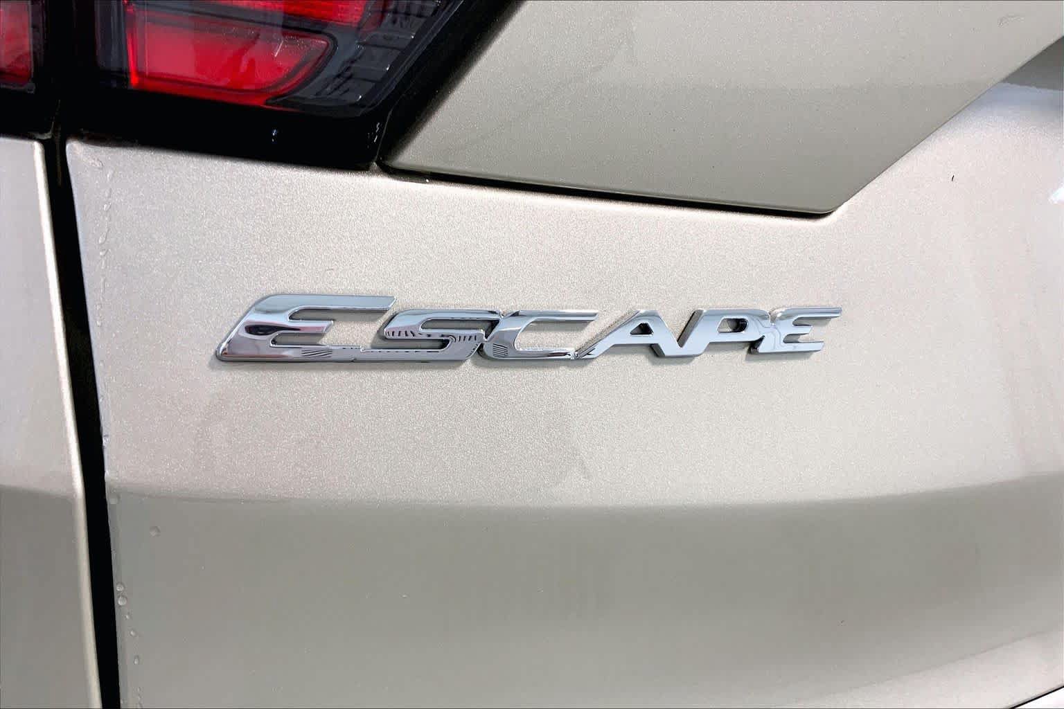 Used 2018 Ford Escape Titanium w/ Ford Safe & Smart Package AWD/4WD image 29