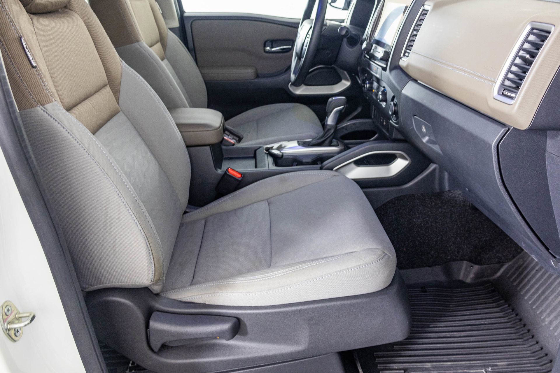 Used 2022 Nissan Frontier SV image 43