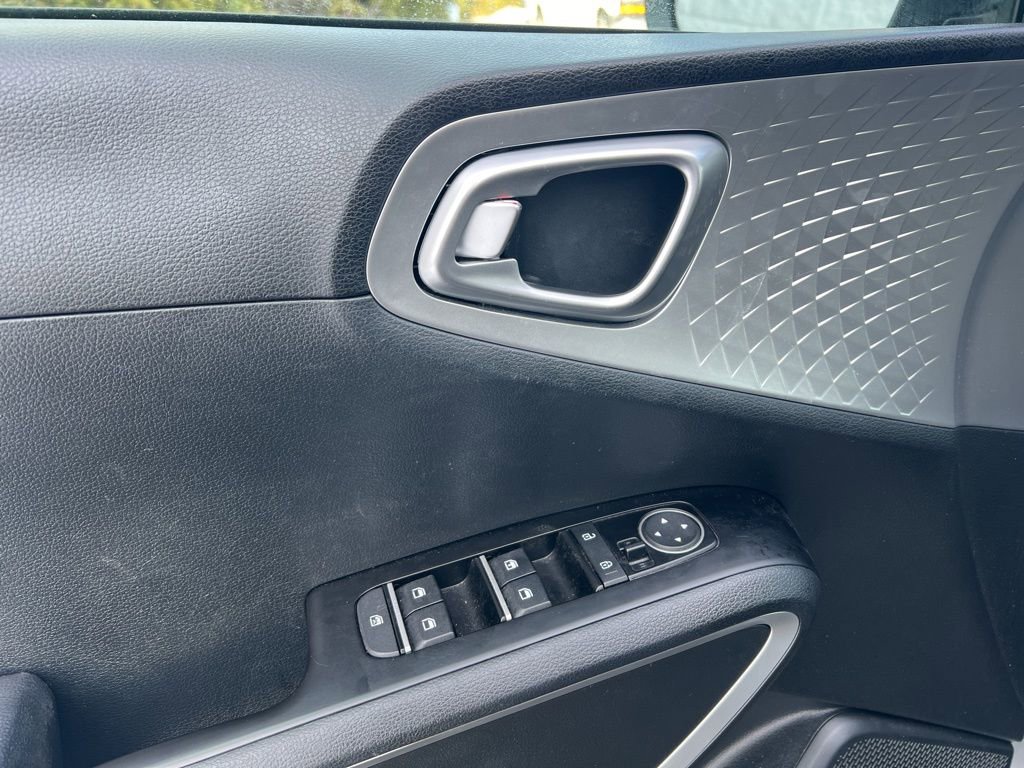 Used 2025 Kia Soul LX w/ LX Technology Package image 9