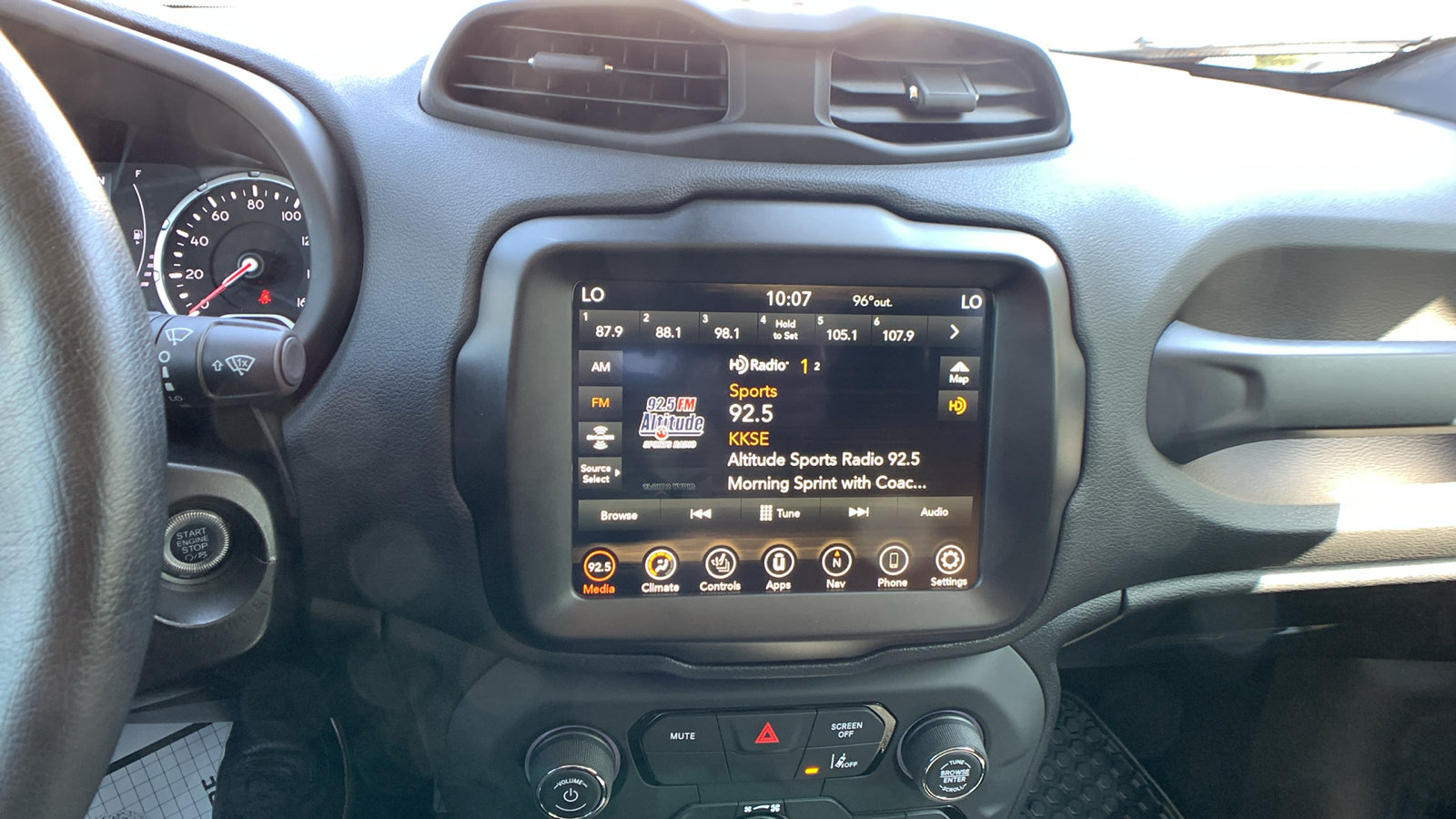 Used 2023 Jeep Renegade Latitude w/ Premium Group AWD/4WD image 15