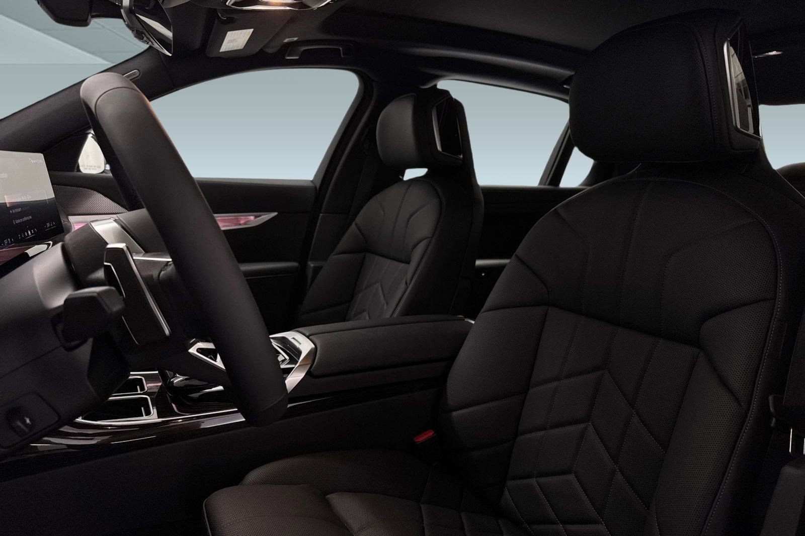 New 2026 BMW 750e xDrive image 5