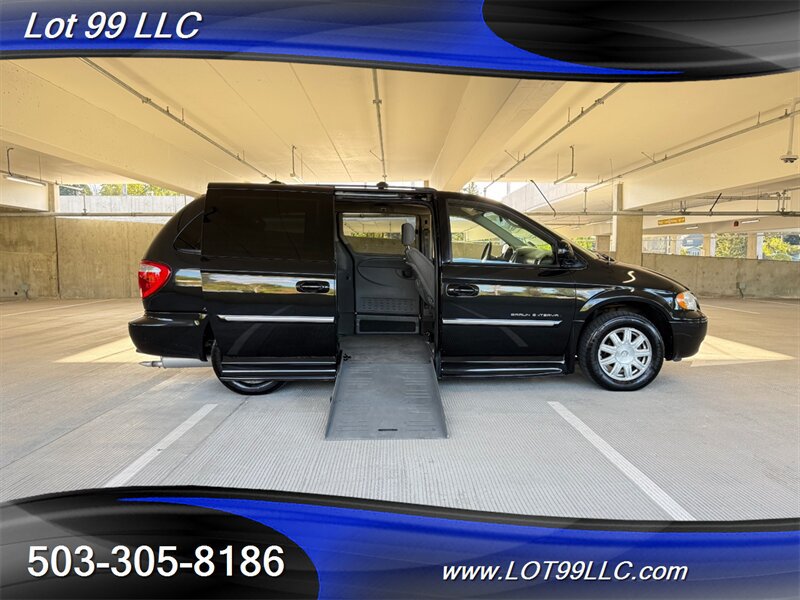 Used 2006 Chrysler Town & Country Touring w/ Trailer Tow Prep Group FWD image 1