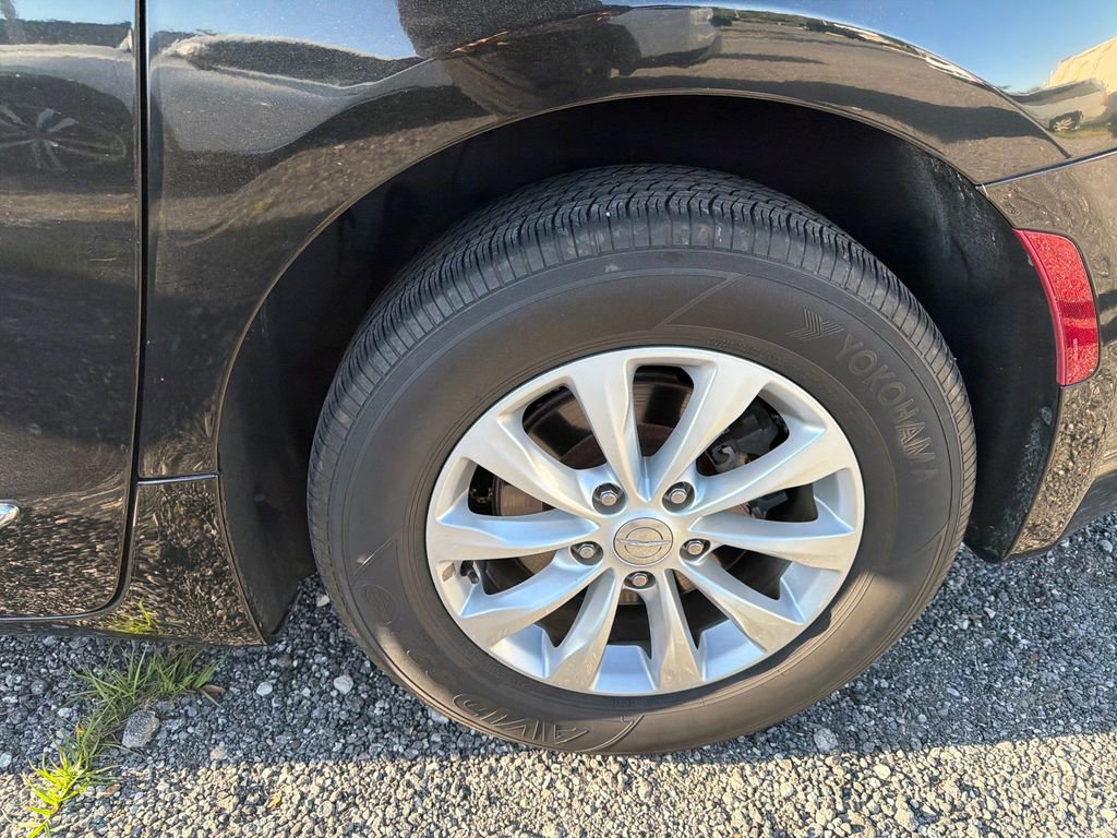 Used 2017 Chrysler Pacifica Touring-L w/ 13 Speaker Alpine Sound Group image 14