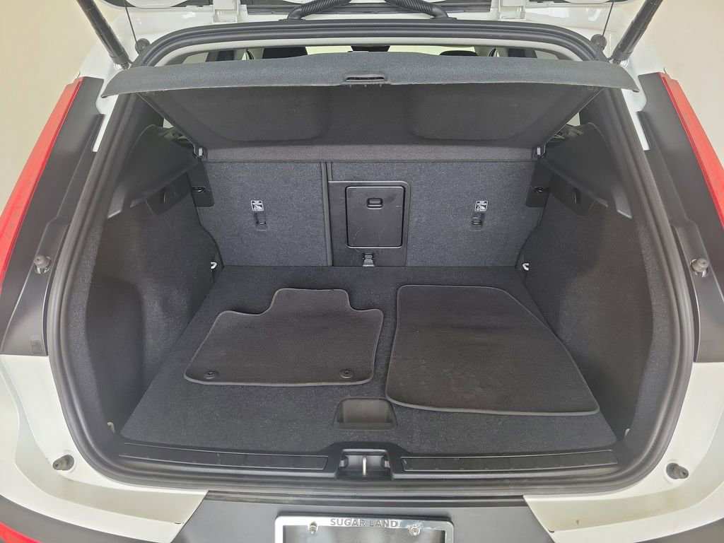 Used 2025 Volvo XC40 B5 Core image 10