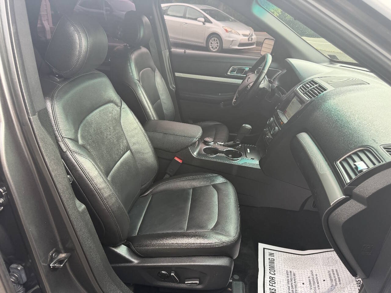 Used 2017 Ford Explorer XLT w/ Equipment Group 202A AWD/4WD image 23
