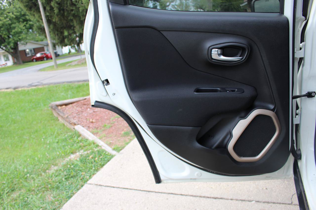 Used 2016 Jeep Renegade Latitude w/ Cold Weather Group FWD image 29