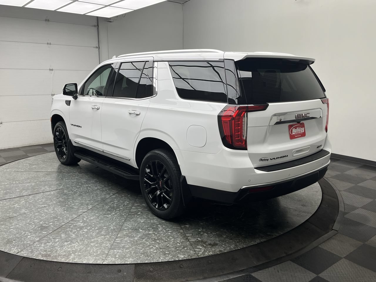 Certified 2024 GMC Yukon SLT w/ SLT Premium Package AWD/4WD image 2