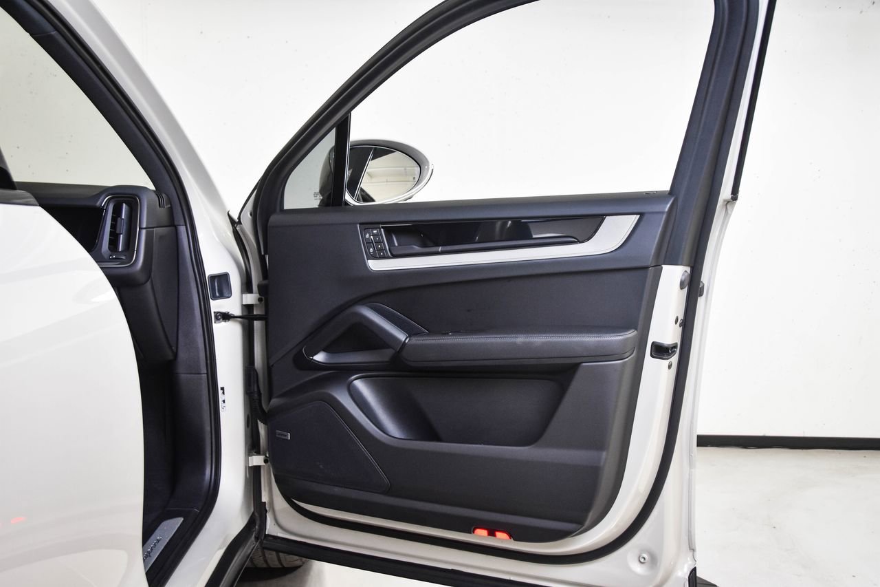 Certified 2025 Porsche Cayenne AWD/4WD image 25