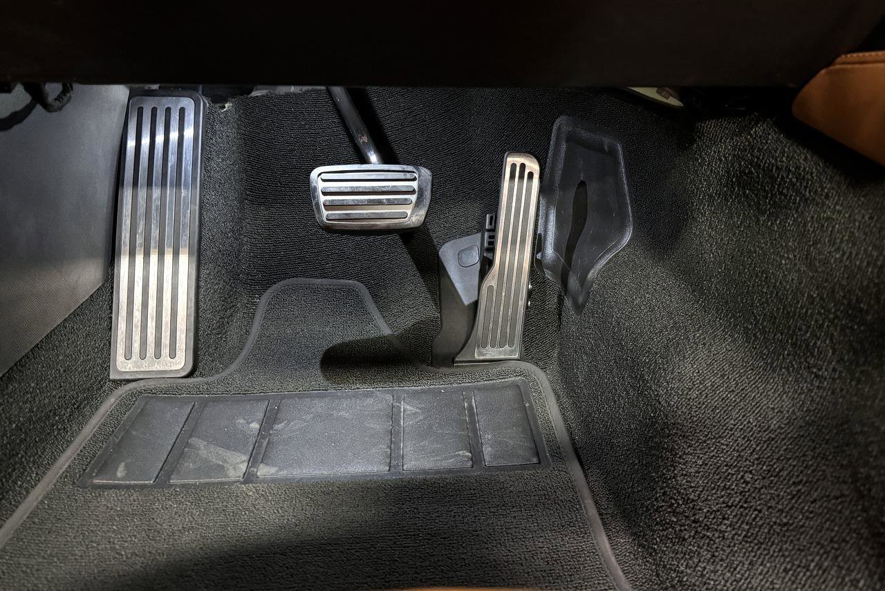 Used 2018 Chevrolet Corvette Stingray Convertible w/ 3LT Preferred Equipment Group image 84