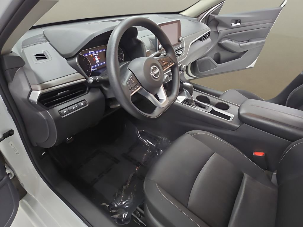 Used 2025 Nissan Altima 2.5 SV FWD image 12