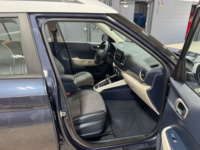 Used 2020 Hyundai Venue image 30