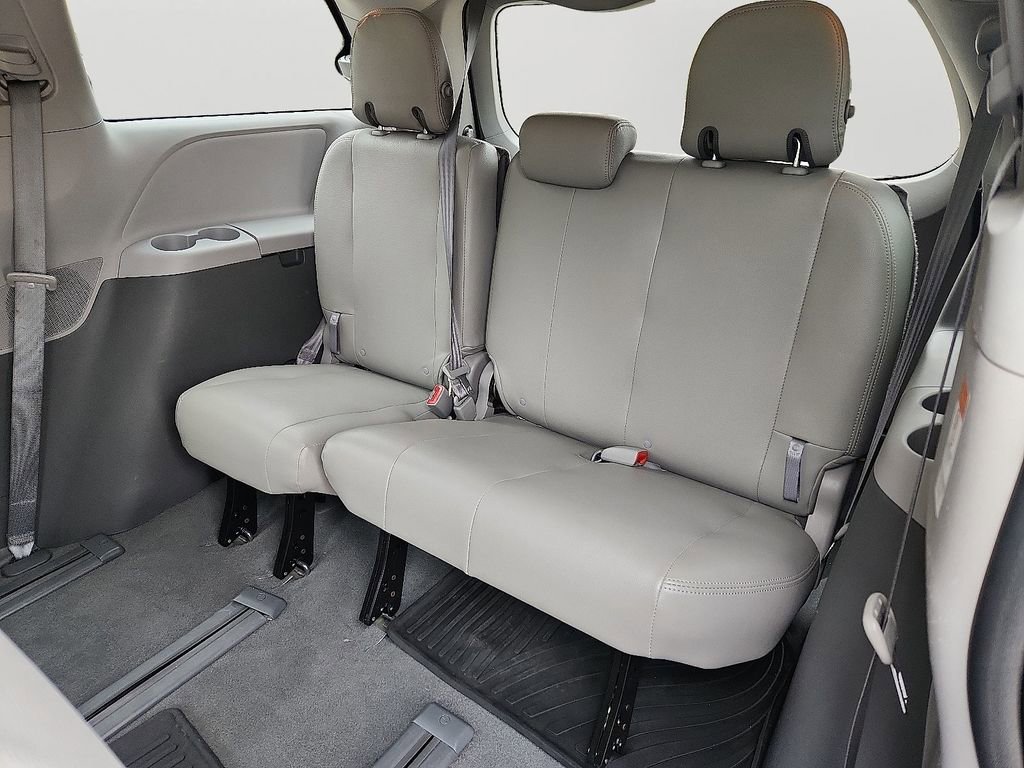 Used 2020 Toyota Sienna L image 11
