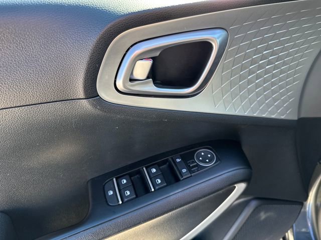 Used 2023 Kia Soul LX w/ LX Technology Package FWD image 11