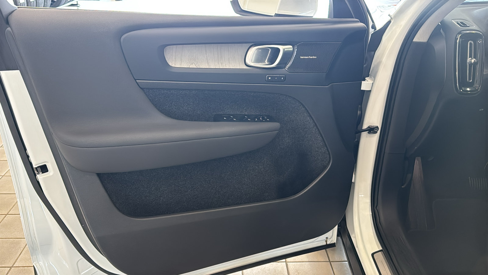 Used 2023 Volvo XC40 B5 Ultimate w/ Protection Package Premier AWD/4WD image 21