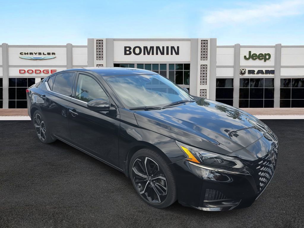 Used 2024 Nissan Altima 2.5 SR image 2