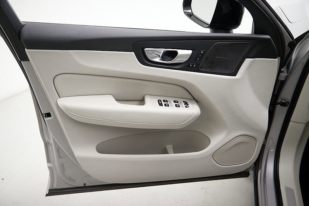 Certified 2024 Volvo XC60 T8 Ultimate w/ Protection Package Premier image 11