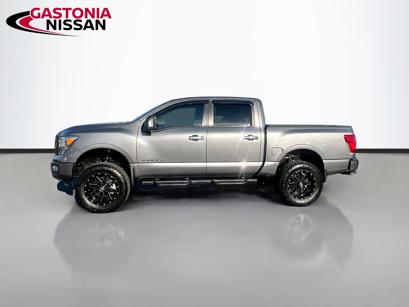 Used 2021 Nissan Titan SV w/ SV Convenience Package image 5
