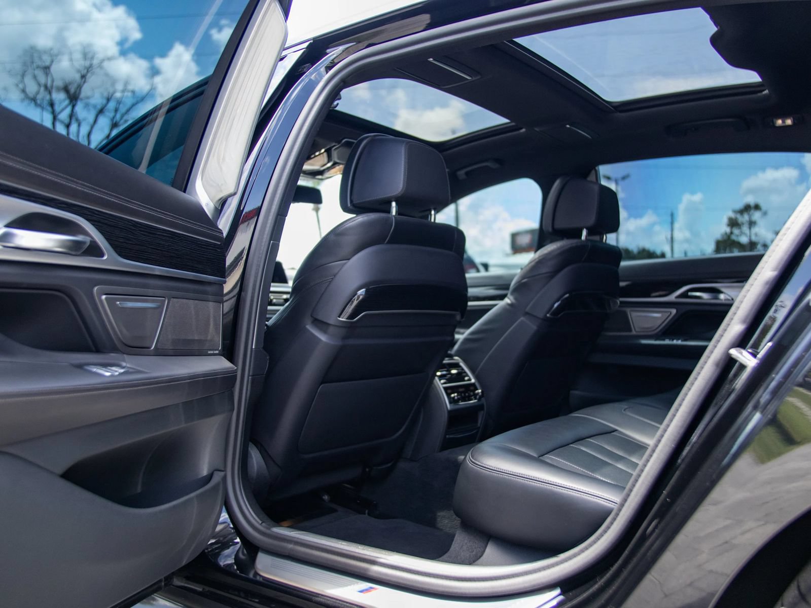 Used 2020 BMW 740i w/ M Sport Package RWD image 28