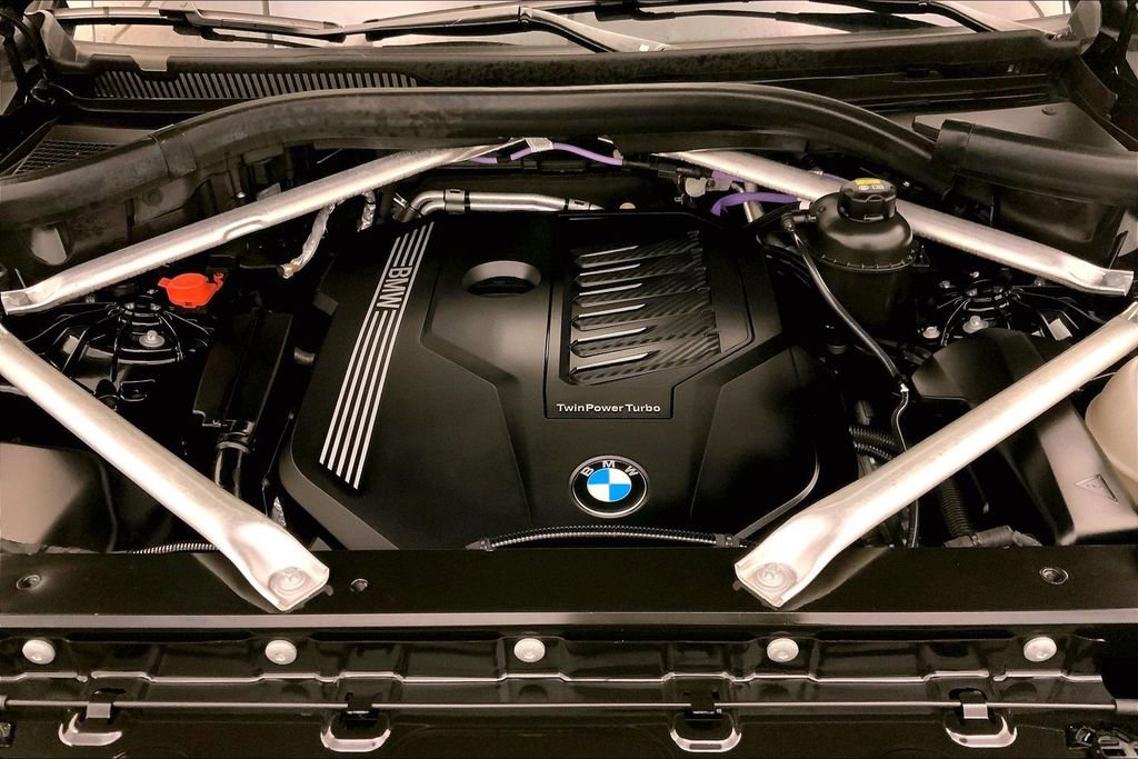 Used 2022 BMW X5 xDrive40i w/ M Sport Package AWD/4WD image 9