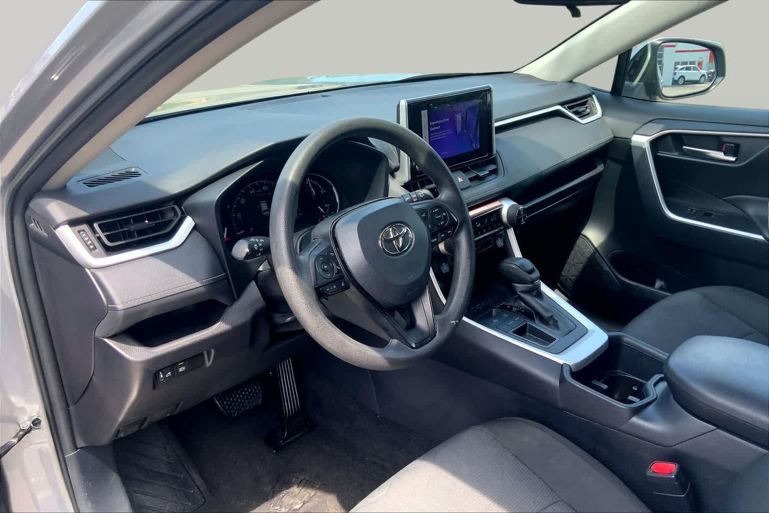 Used 2025 Toyota RAV4 XLE FWD image 32