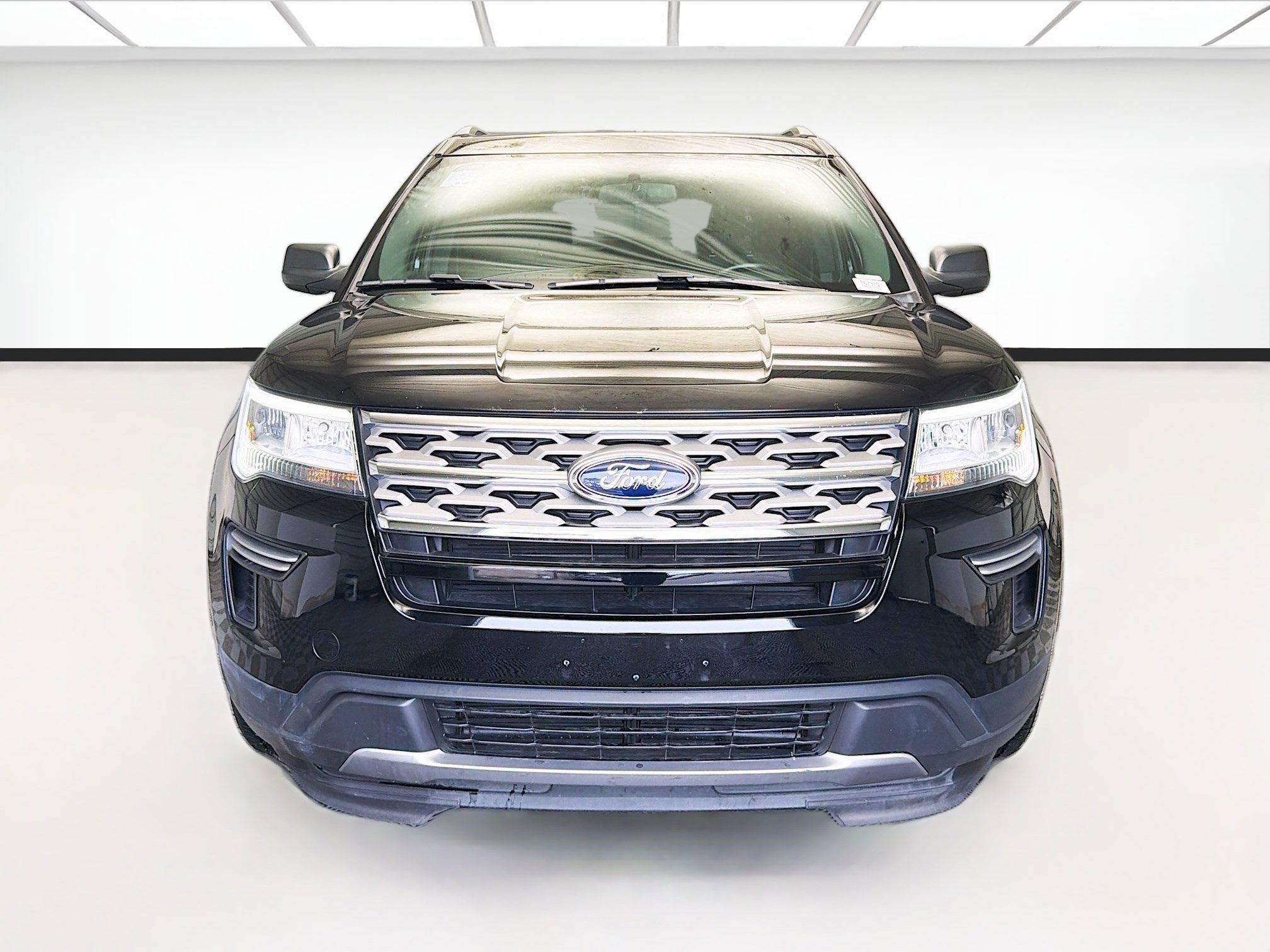Used 2018 Ford Explorer XLT image 2