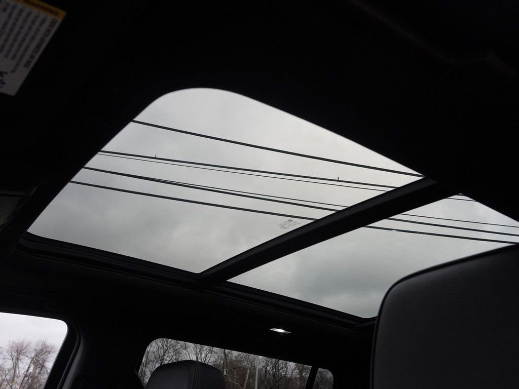 Used 2022 GMC Yukon XL Denali w/ Denali Premium Package image 25