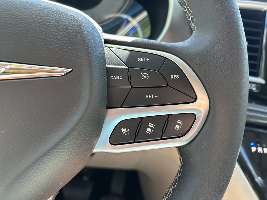 Used 2024 Chrysler Pacifica Limited FWD image 27