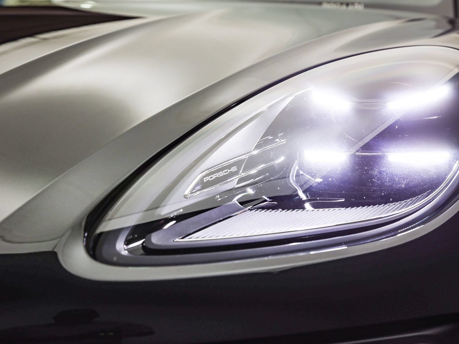 Certified 2025 Porsche Macan AWD/4WD image 11
