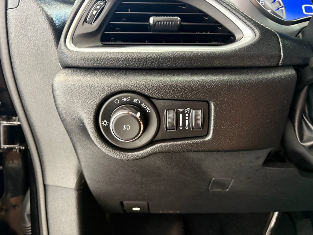 Used 2025 Chrysler Pacifica Limited FWD image 5