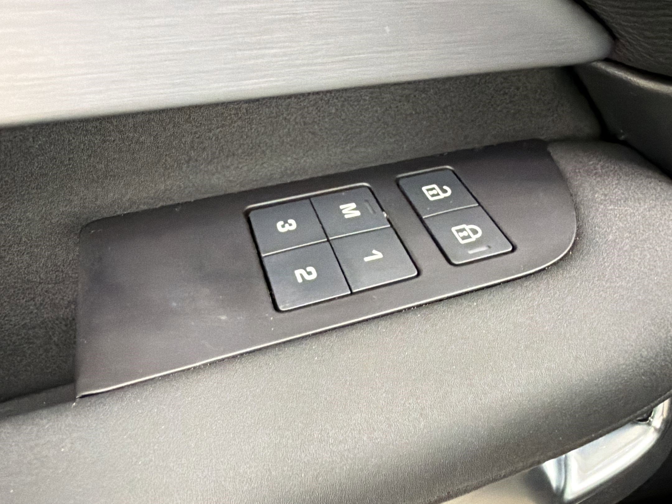 Certified 2025 Land Rover Discovery Dynamic SE AWD/4WD image 11