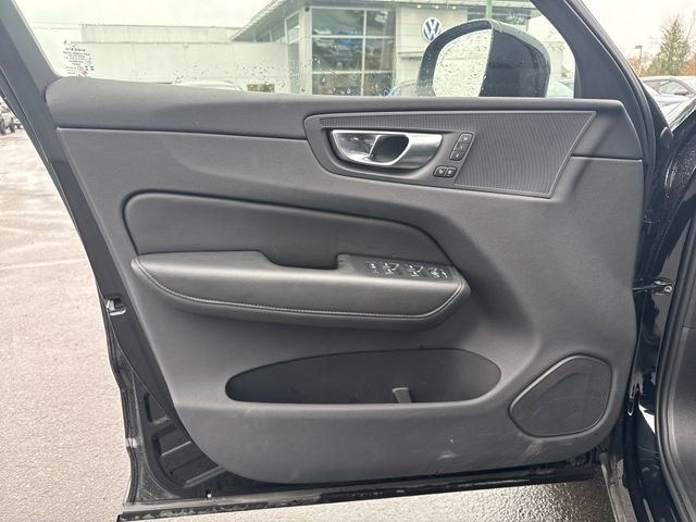 Used 2025 Volvo XC60 B5 Plus image 21