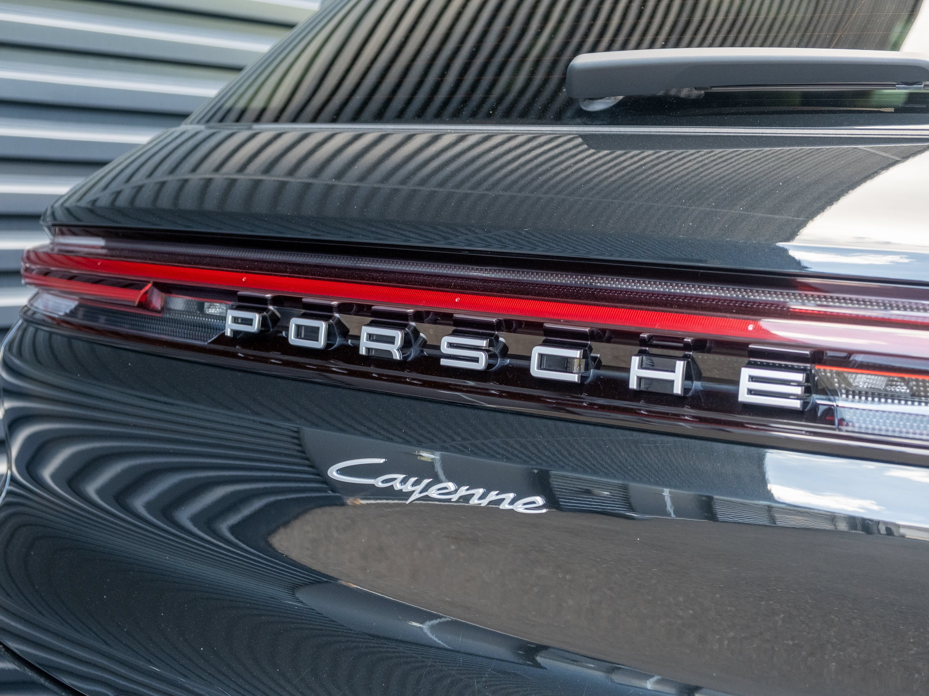 Certified 2025 Porsche Cayenne w/ Premium Package AWD/4WD image 19