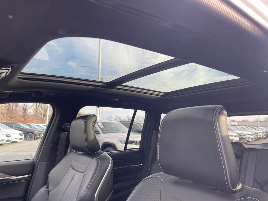 Used 2022 Jeep Grand Cherokee Overland w/ Luxury Tech Group IV image 19