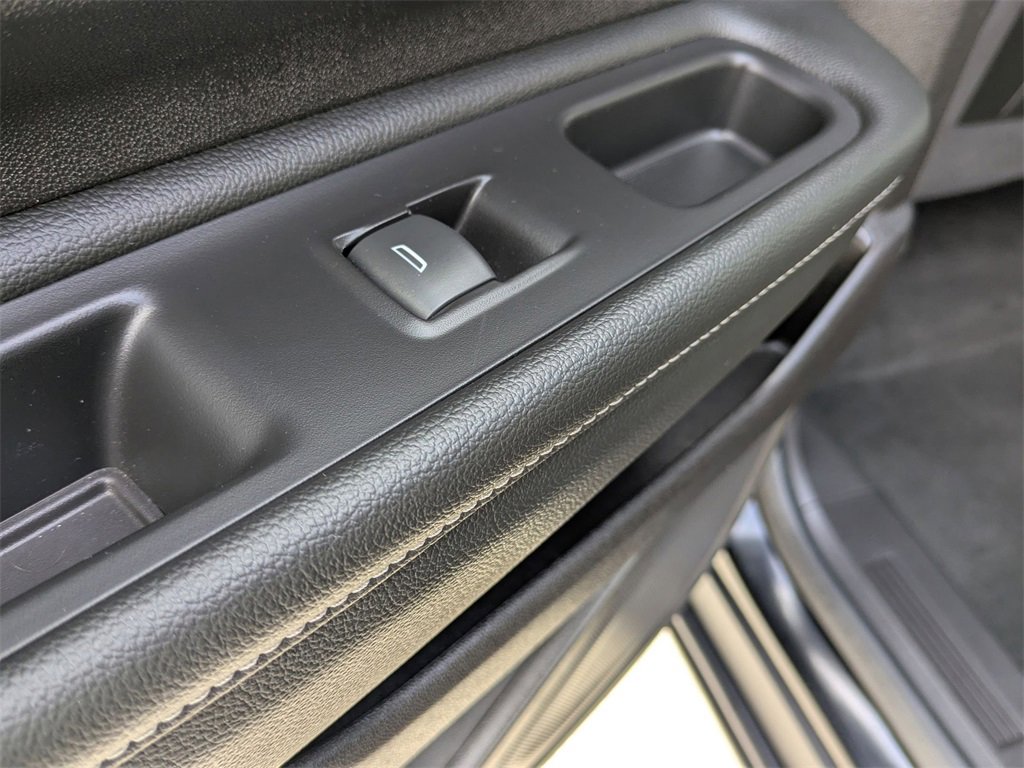 Used 2024 GMC Terrain SLT image 28