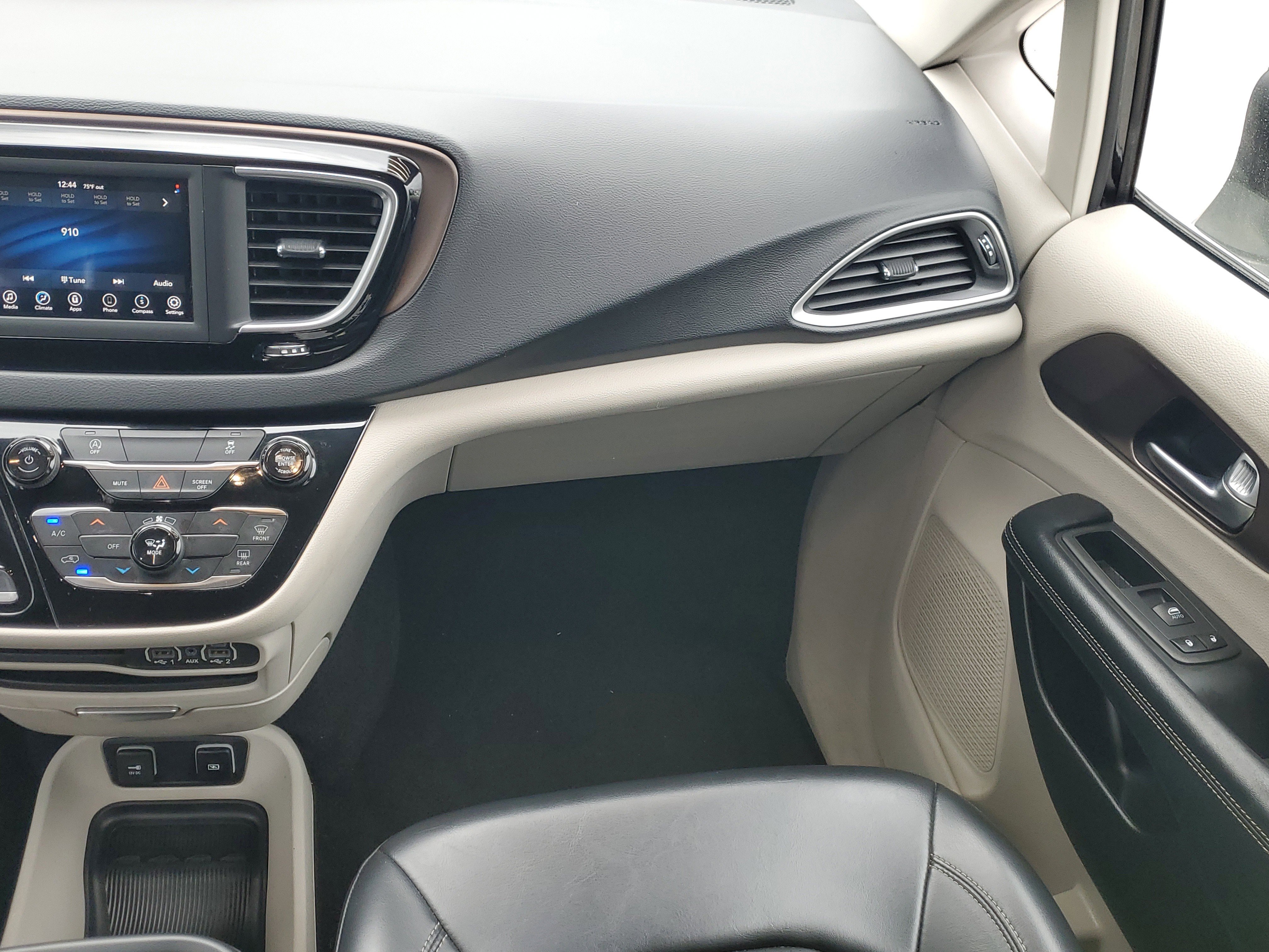 Used 2021 Chrysler Voyager Lxi image 16