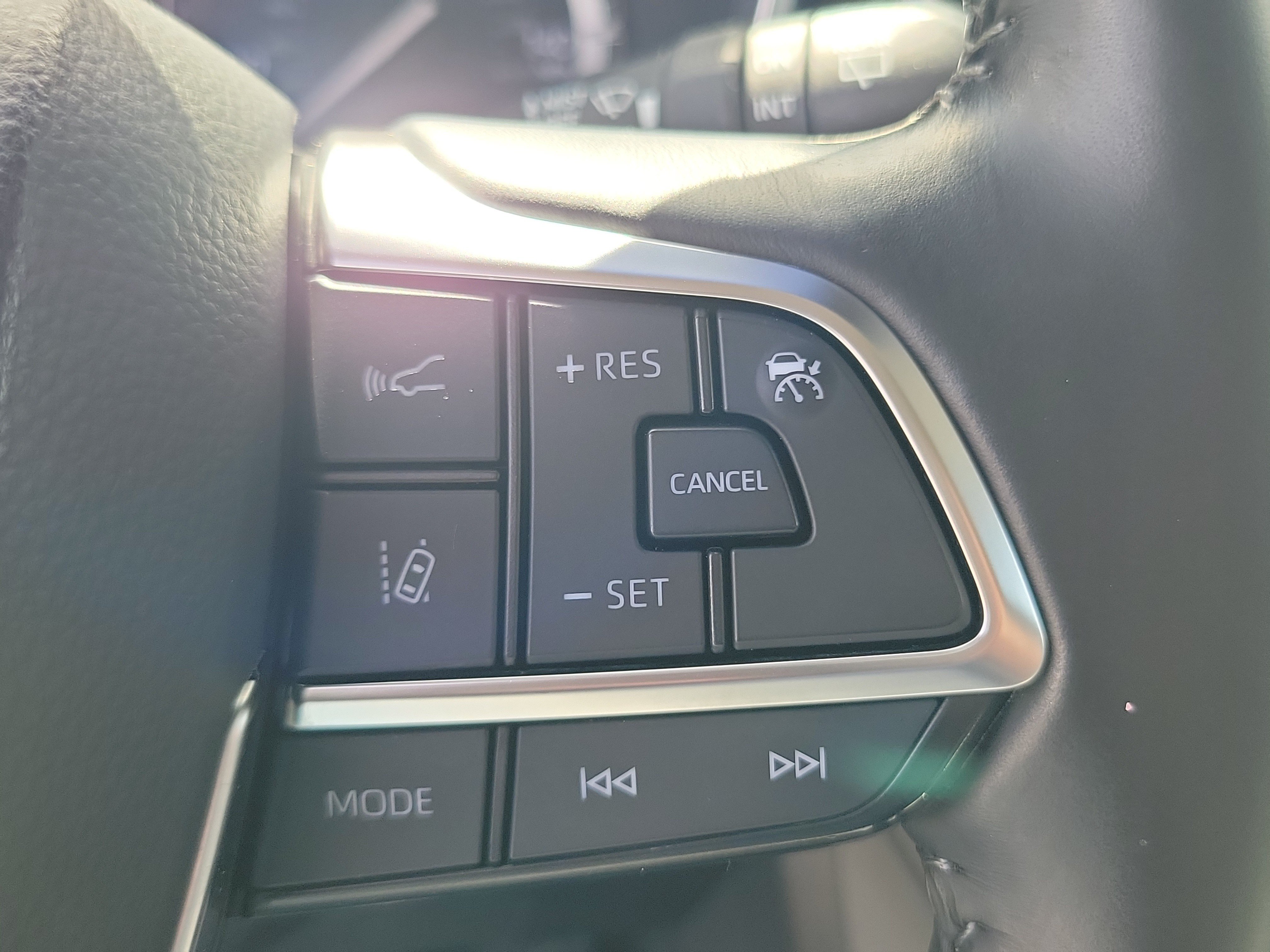 Used 2021 Toyota Highlander XLE FWD image 23