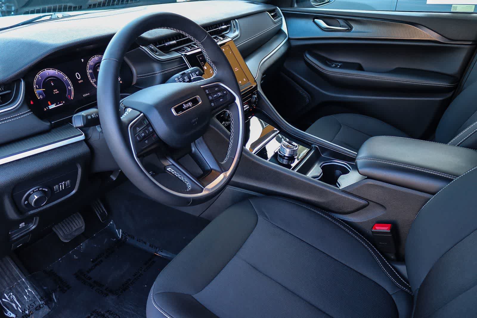 Used 2025 Jeep Grand Cherokee Laredo X RWD image 17