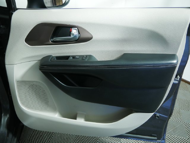 Used 2022 Chrysler Voyager LX FWD image 11
